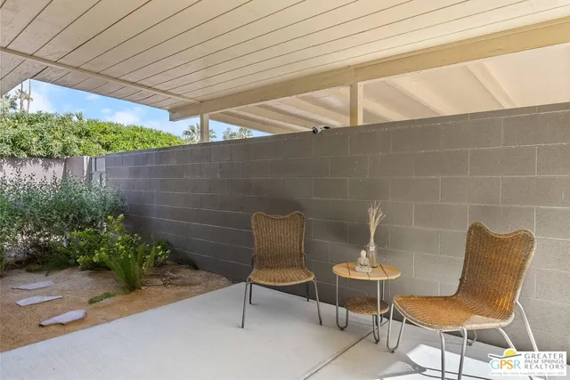 a chairs and a table in a backyard