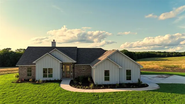 a view of a house with backyard porch and garden