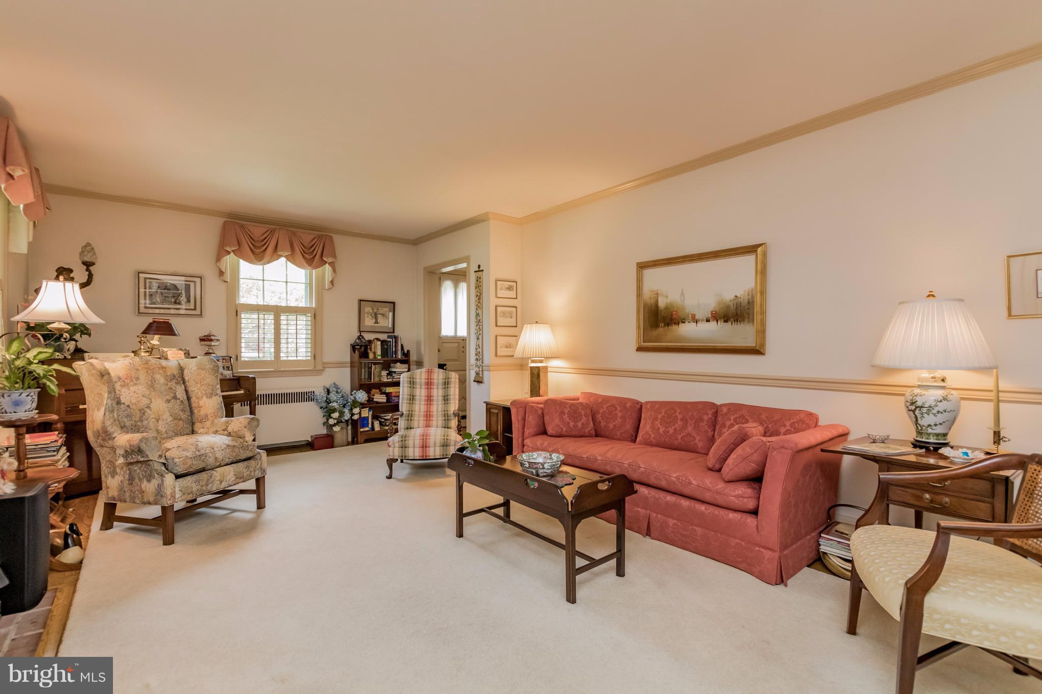 901 Kingston Road Baltimore, MD 21212 - Photo 4 of 27 a living room with furniture and a lamp