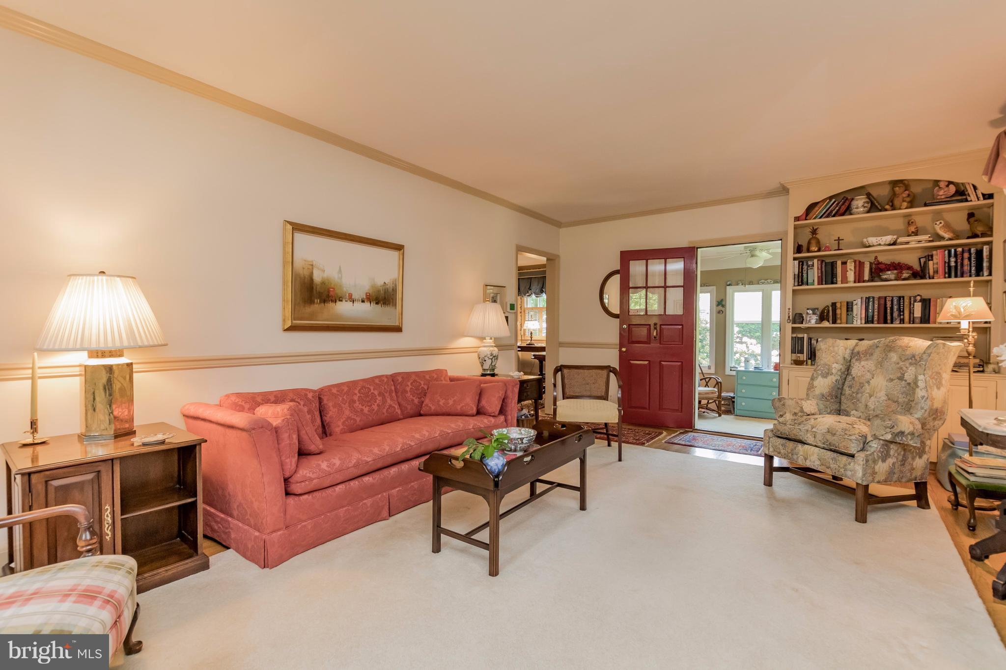 901 Kingston Road Baltimore, MD 21212 - Photo 5 of 27 a living room with furniture and a lamp