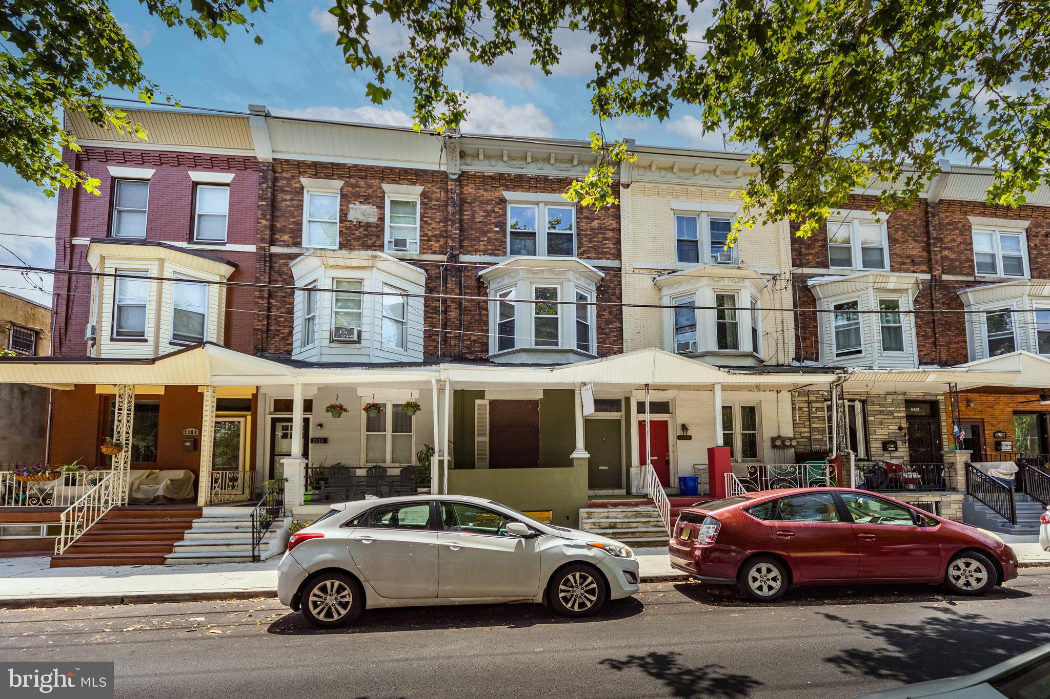 a car parked in front of a building