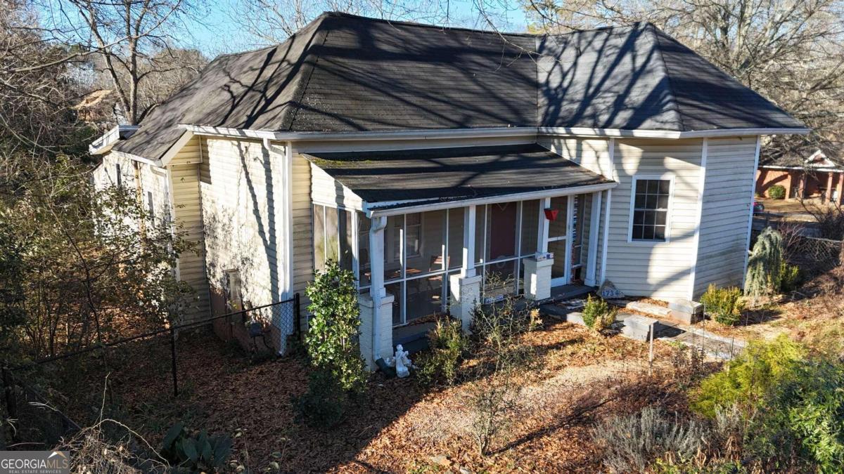 a view of a house with a yard