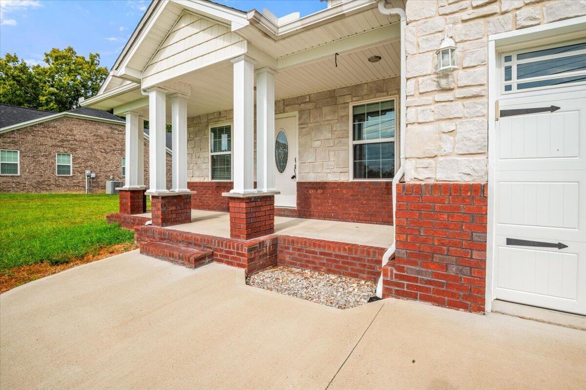 964 McWhorter Road London, KY 40741 - Photo 25 of 39 04-Front Porch