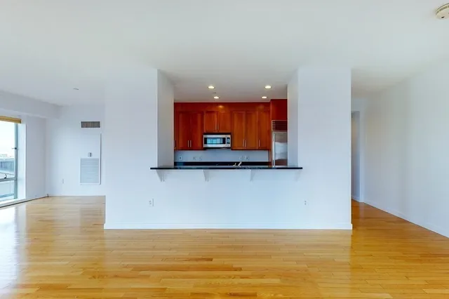 $1,600,000 | 80 Broad Street, Unit 1204, Boston, MA 02110