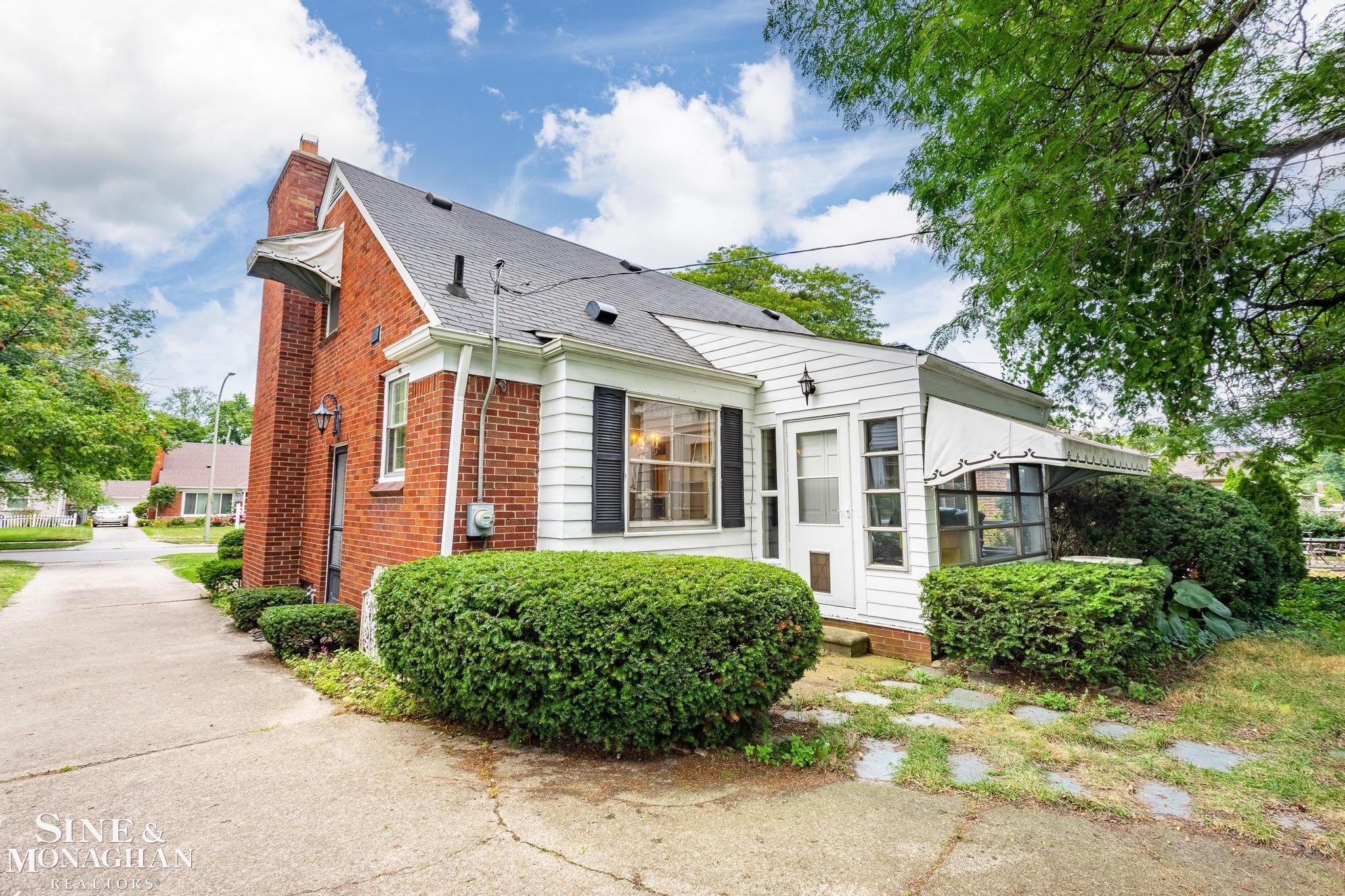 1645 Fairholme Road Grosse Pointe, MI 48236 - Photo 23 of 24 50087989-22.JPG