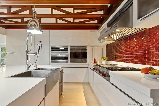 $2,700,000 | 7100 West Lago Drive, Coral Gables, FL 33143