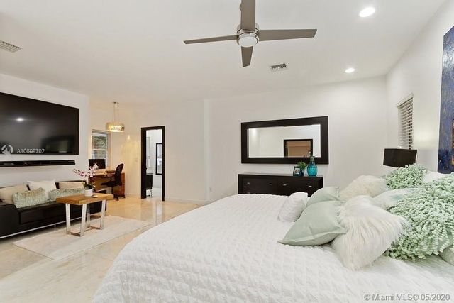 $2,700,000 | 7100 West Lago Drive, Coral Gables, FL 33143