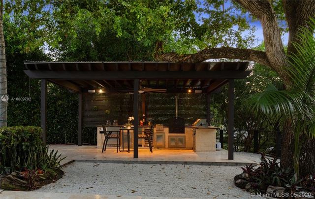 $2,700,000 | 7100 West Lago Drive, Coral Gables, FL 33143