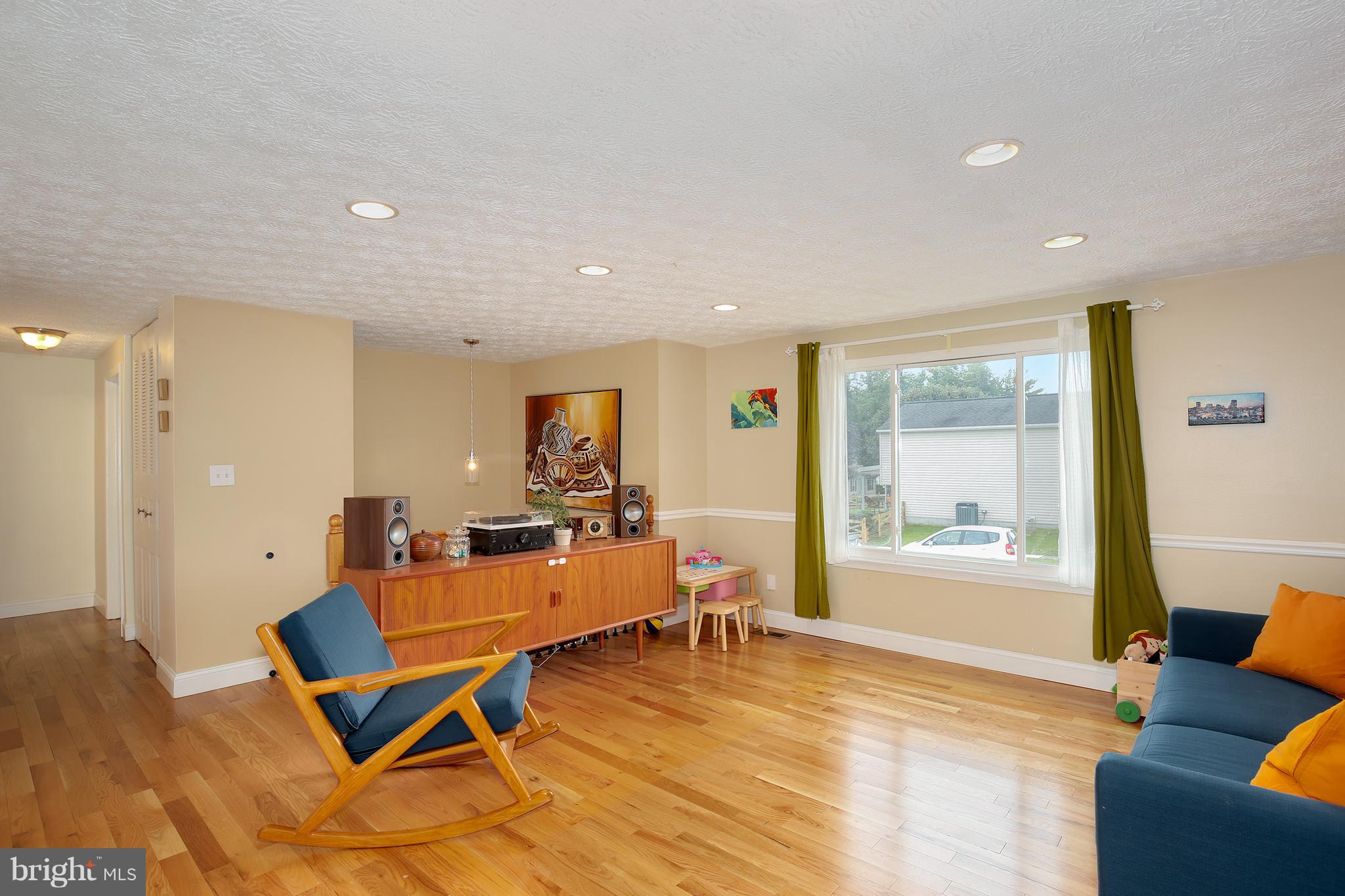 2 Bushwood Road Baltimore, MD 21234 - Photo 4 of 25 Living Room