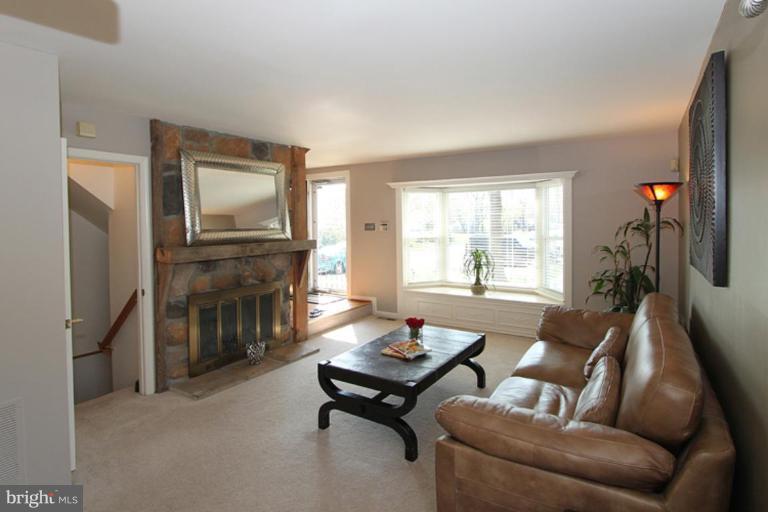 8499 Snowden Oaks Place Laurel, MD 20708 - Photo 2 of 20 Living Room