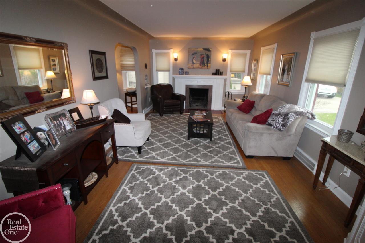 39 Vernier Road Grosse Pointe, MI 48236 - Photo 3 of 35 50030009-2.JPG