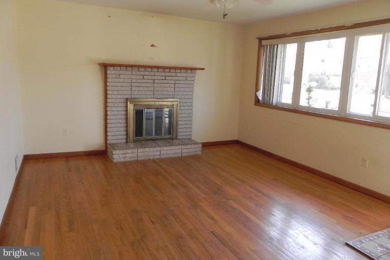 7015 Presley Road Lanham, MD 20706 - Photo 3 of 16 Living Room #2