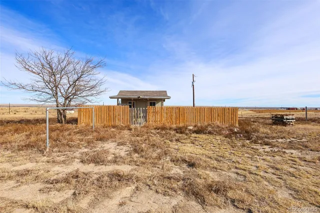 a view of a yard with a house