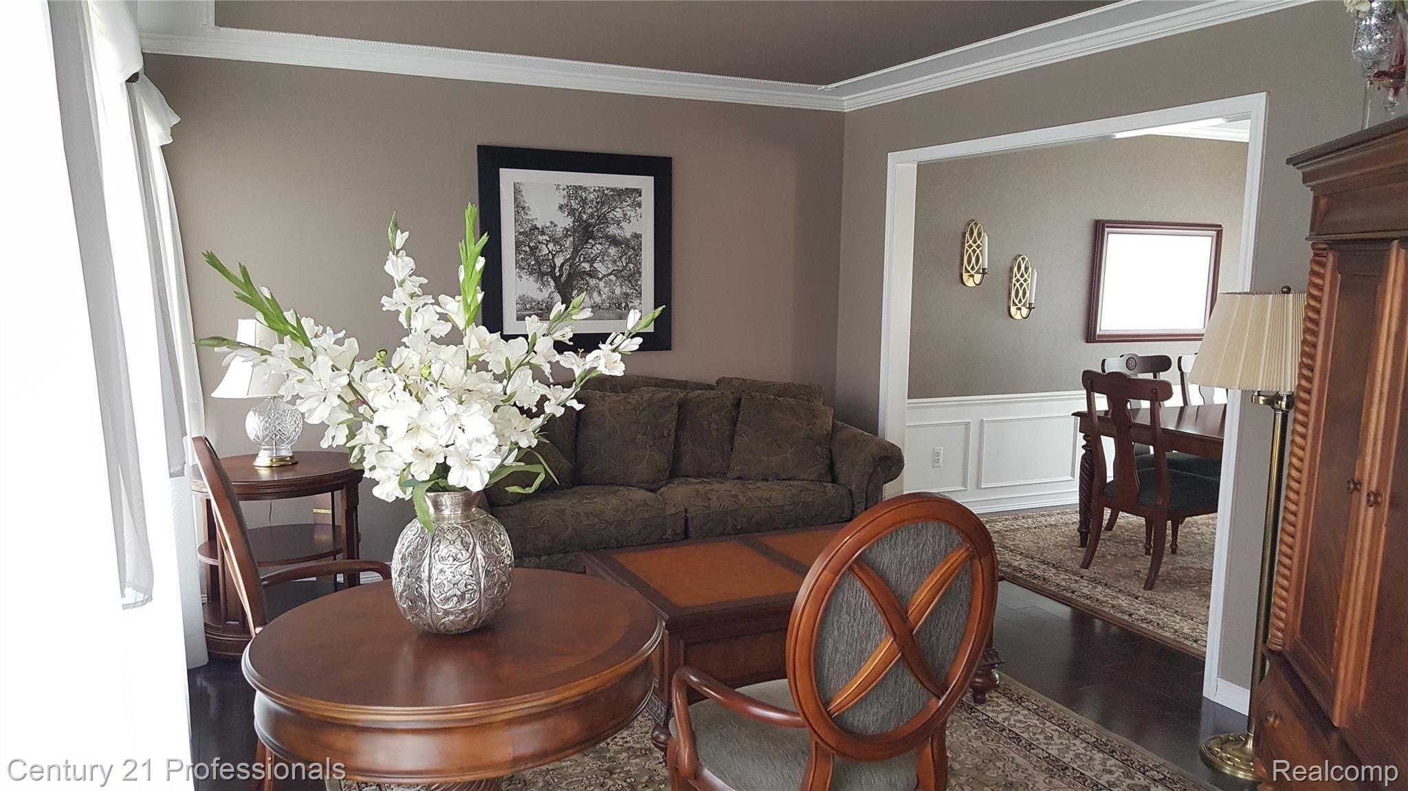 133 Saxon Court Rochester, MI 48307 - Photo 18 of 42 Living Room