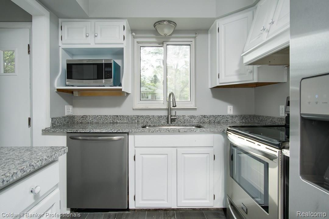 237 North Alice Avenue Rochester, MI 48307 - Photo 6 of 21 New granite countertops and stainless appliances
