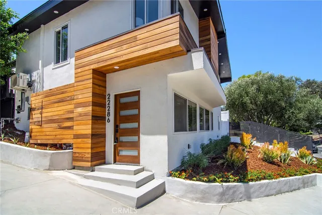 a black and white photo of a picture of a building