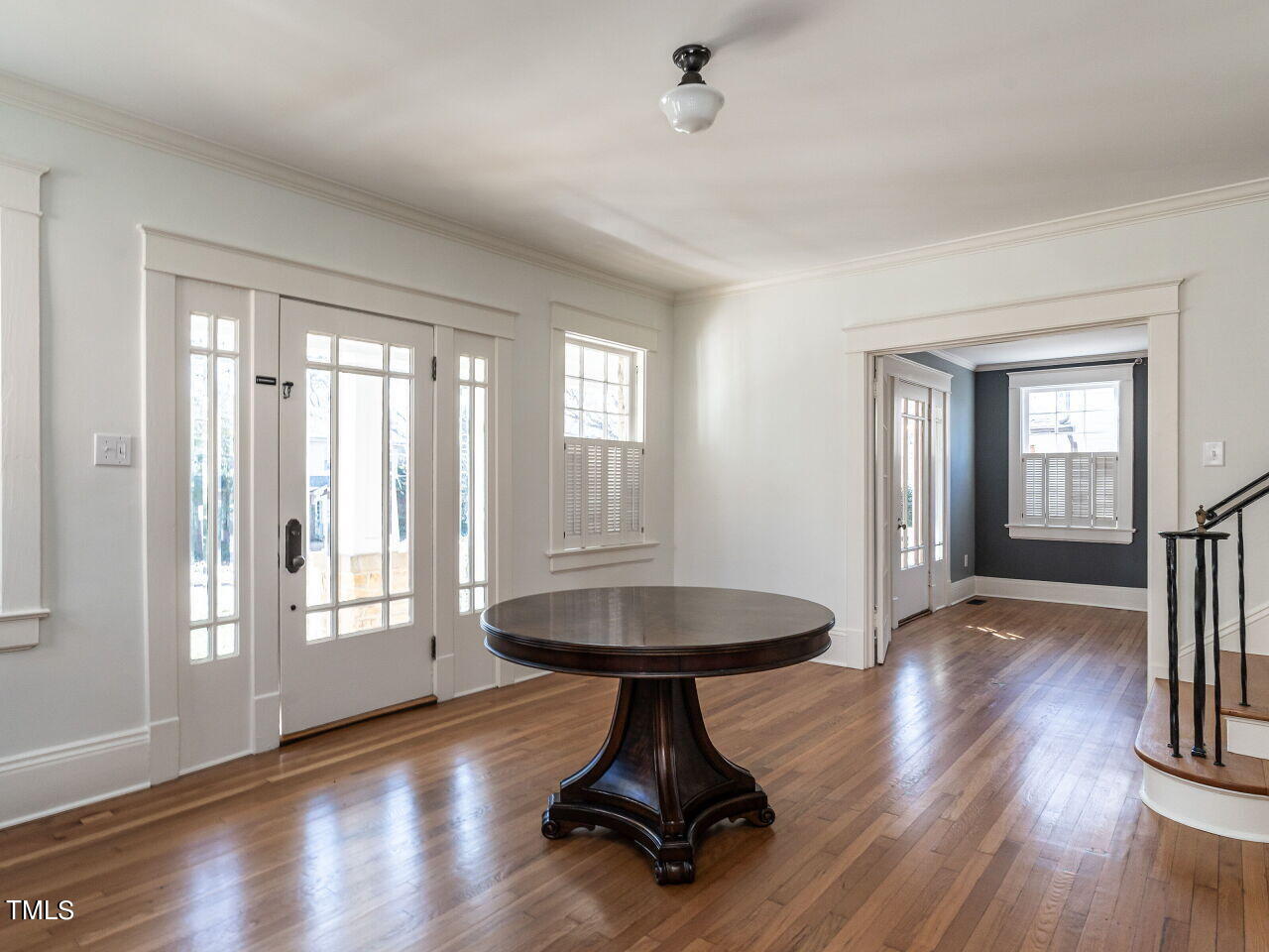 005-1280x960-foyer-parlor