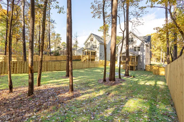 a view of a yard in front of the house