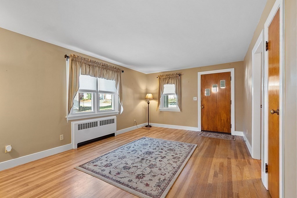 27 Winneconnett Road Worcester, MA 01605 - Photo 4 of 16 Gallery Image 4