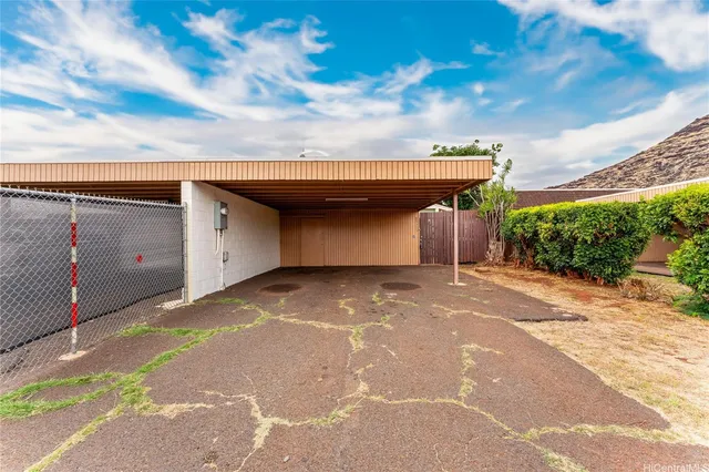 a view of a backyard
