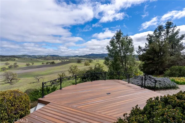 a view of a house with a yard and garage