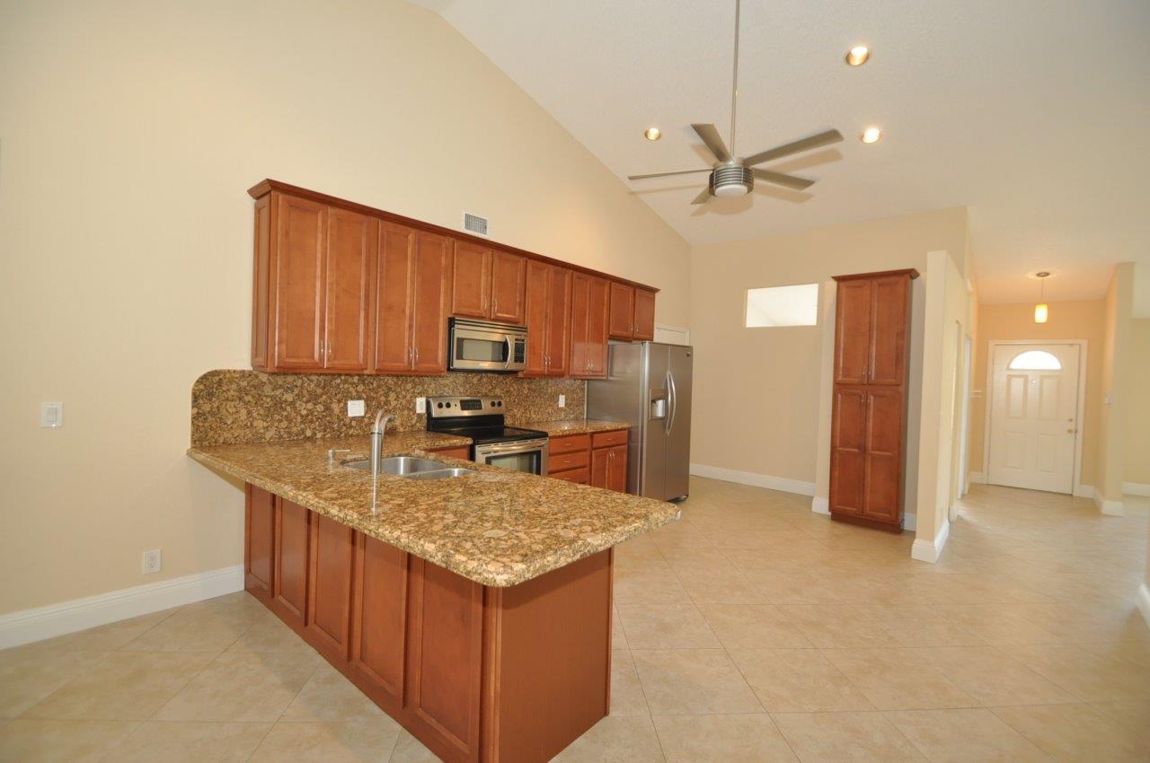 18206 Blue Lake Way Boca Raton, FL 33498 - Photo 8 of 27 DSC_0639