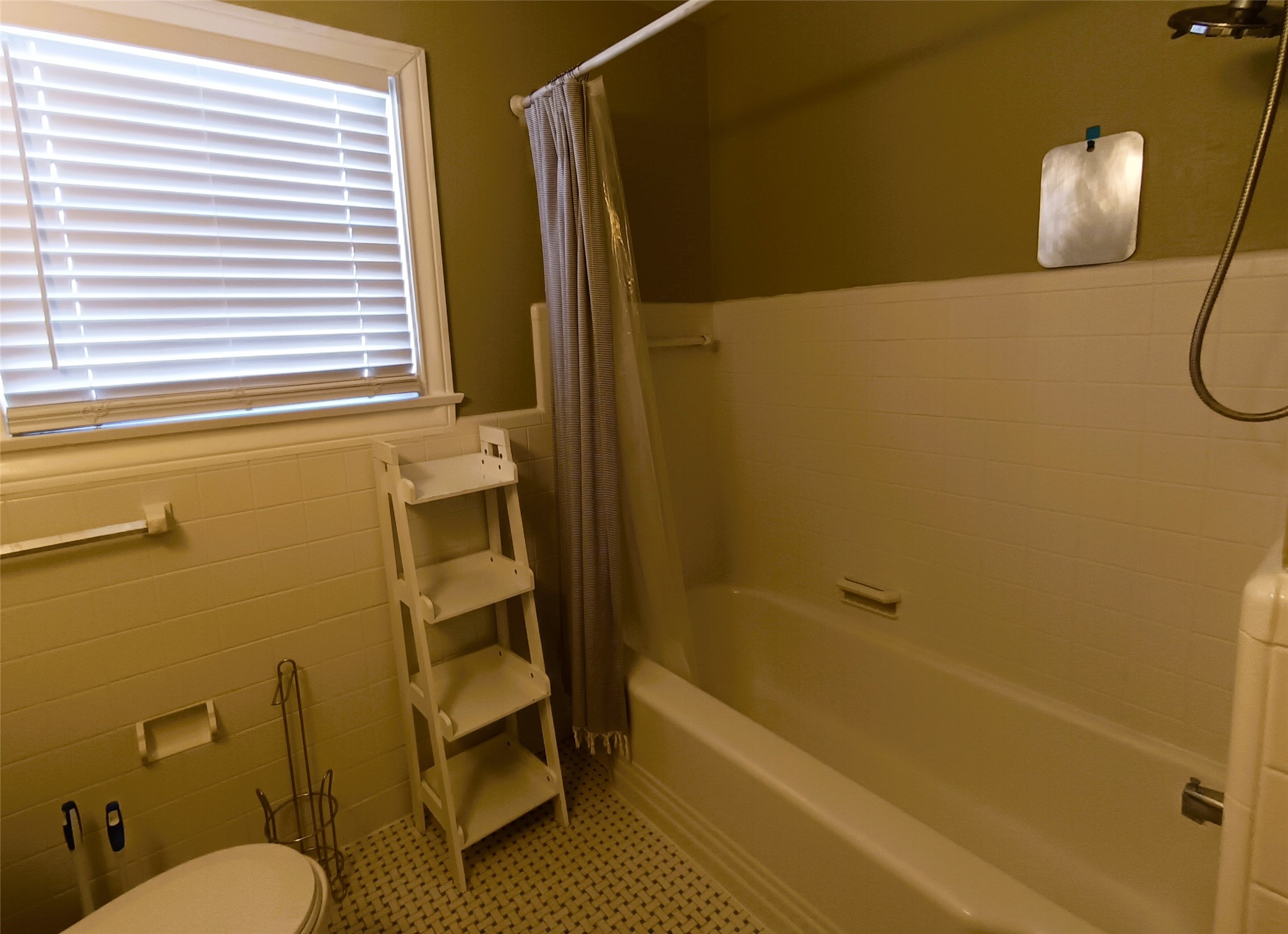 6906 Van Etten Street Houston, TX 77021 - Photo 18 of 30 Full Bath Upstairs with Shower and Bath