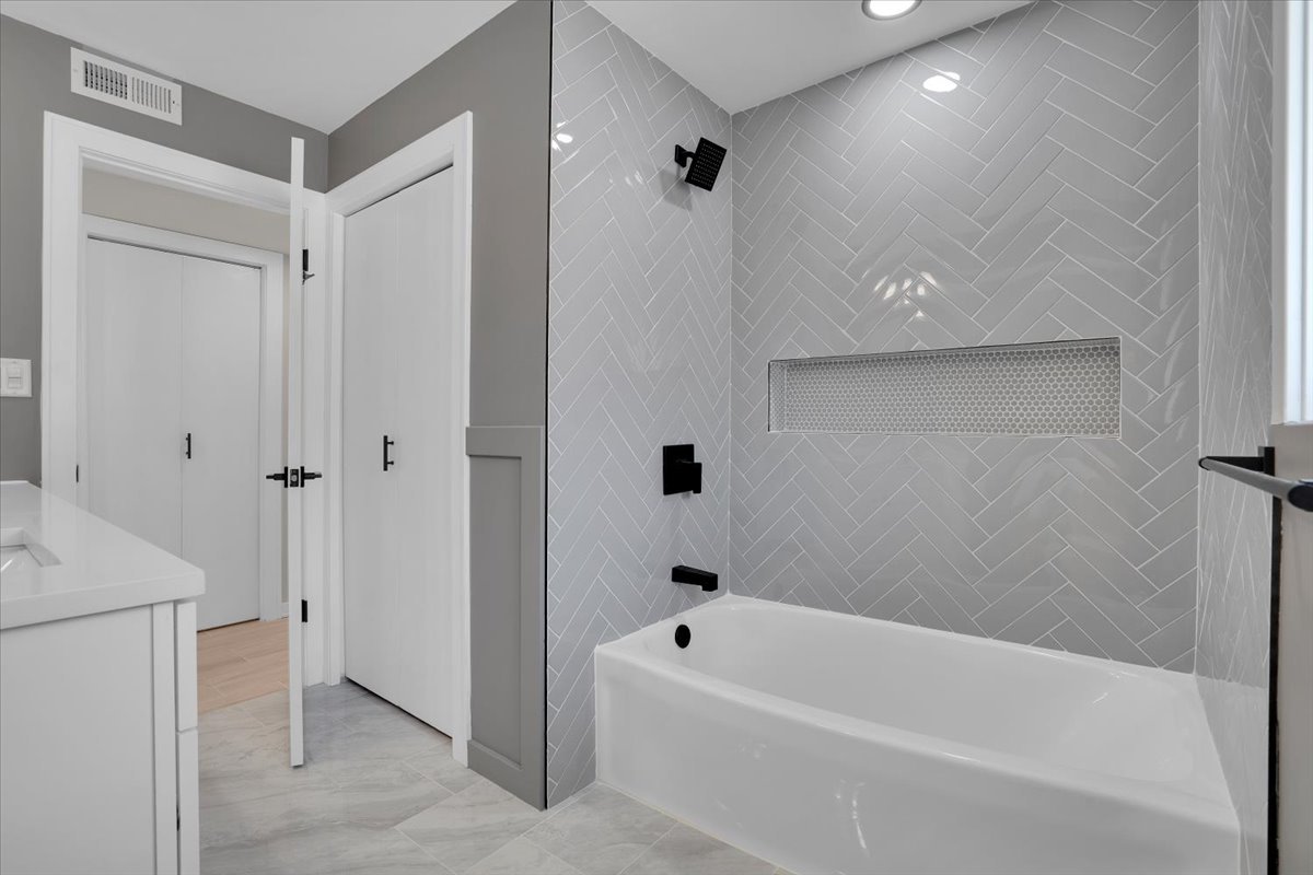 7330 Ogden Avenue, Unit 3 Riverside, IL 60546 - Photo 30 of 37 a bathroom with a tub a toilet and a shower