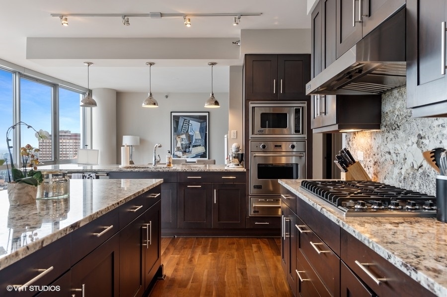 2 West Delaware Place, Unit 3002 Chicago, IL 60610 - Photo 2 of 25