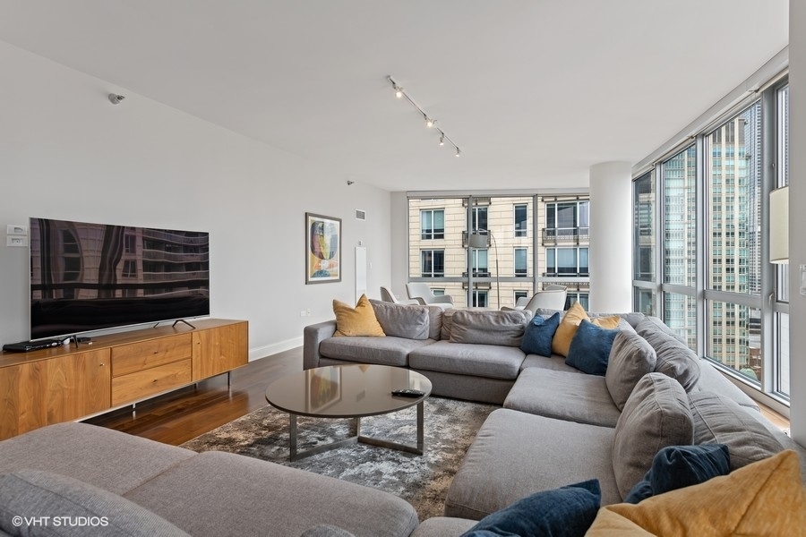2 West Delaware Place, Unit 3002 Chicago, IL 60610 - Photo 11 of 25