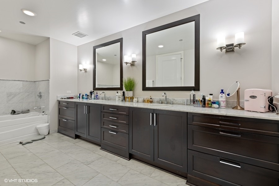 2 West Delaware Place, Unit 3002 Chicago, IL 60610 - Photo 16 of 25