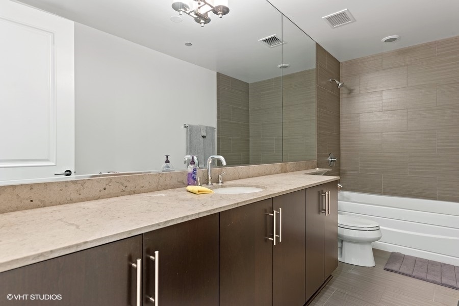 2 West Delaware Place, Unit 3002 Chicago, IL 60610 - Photo 21 of 25