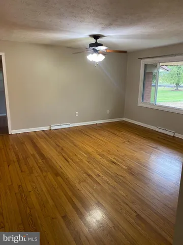 $1,800 | 871 Fairfax Pike, Stephens City, VA 22655