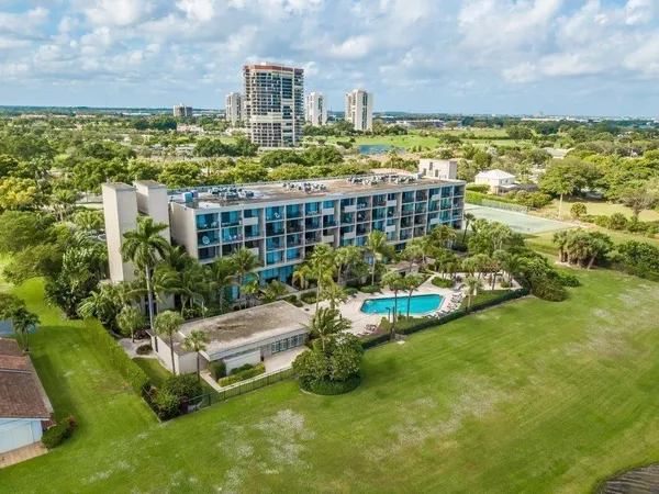 $2,100 | 1830 Embassy Drive, Unit 613, West Palm Beach, FL 33401