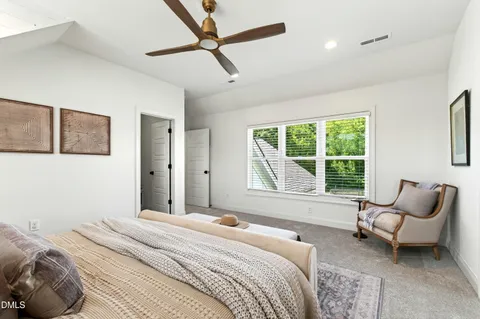 an empty room with closet and a ceiling fan