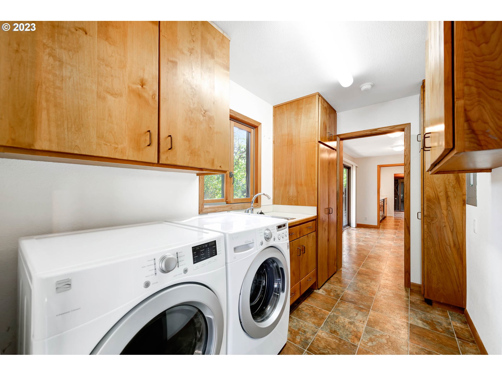 77383 Mosby Creek Road Cottage Grove, OR 97424 - Photo 18 of 48 a utility room with dryer and washer
