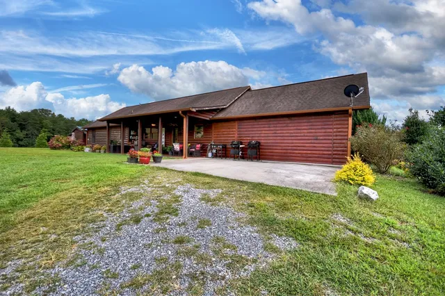 a view of a pathway with a yard