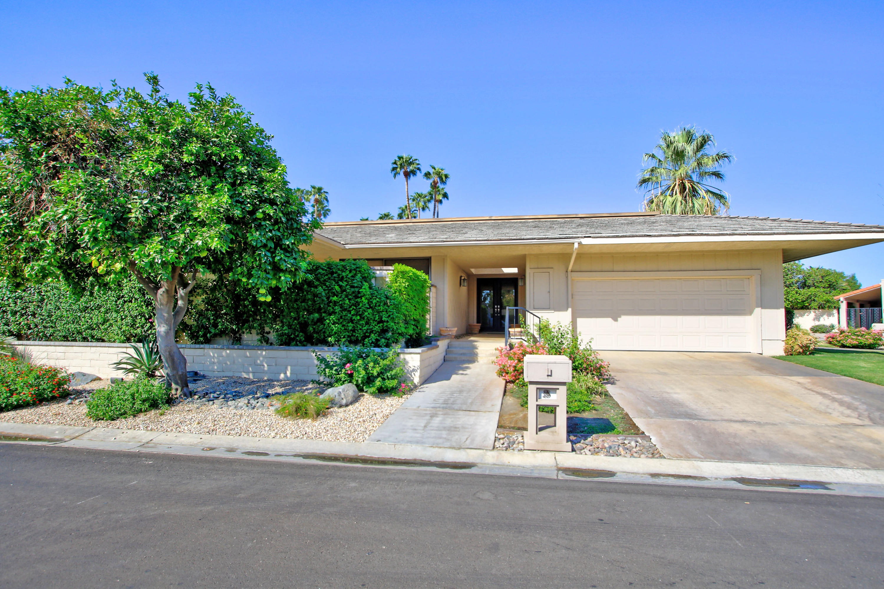 14 Colgate Drive Rancho Mirage, CA 92270 - Photo 3 of 46 a view of a volley ball court