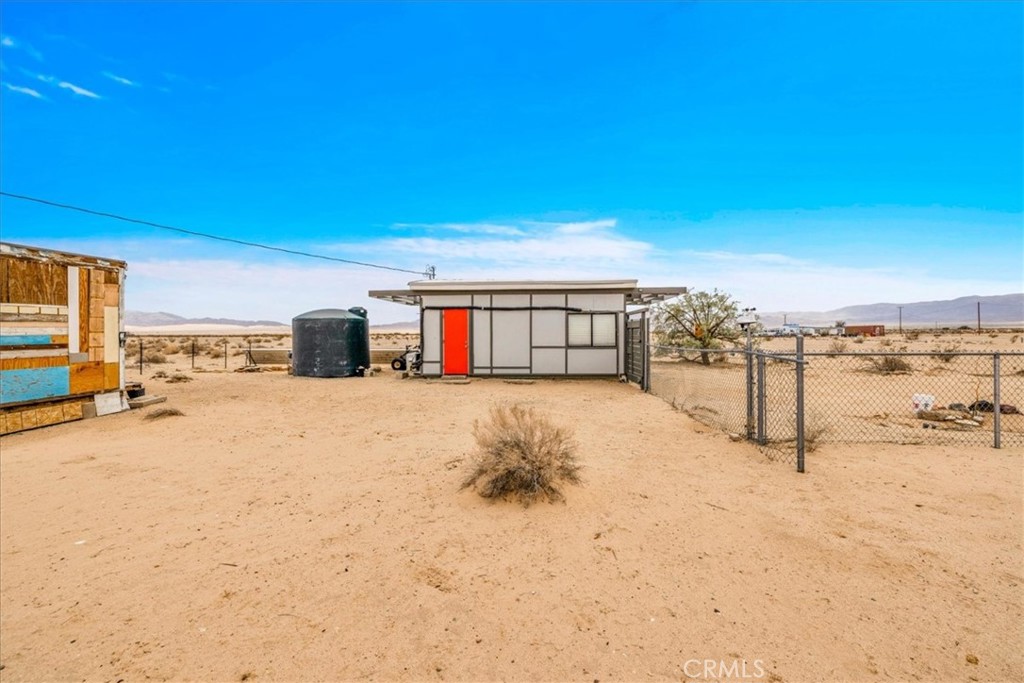 84951 Amboy Road Twentynine Palms, CA 92277 - Photo 19 of 36 a view of a terrace with wooden fence