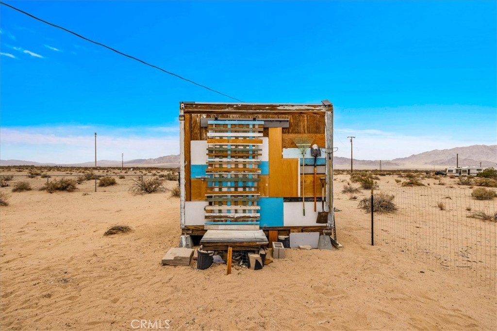 84951 Amboy Road Twentynine Palms, CA 92277 - Photo 21 of 36 a roof deck with table and chairs