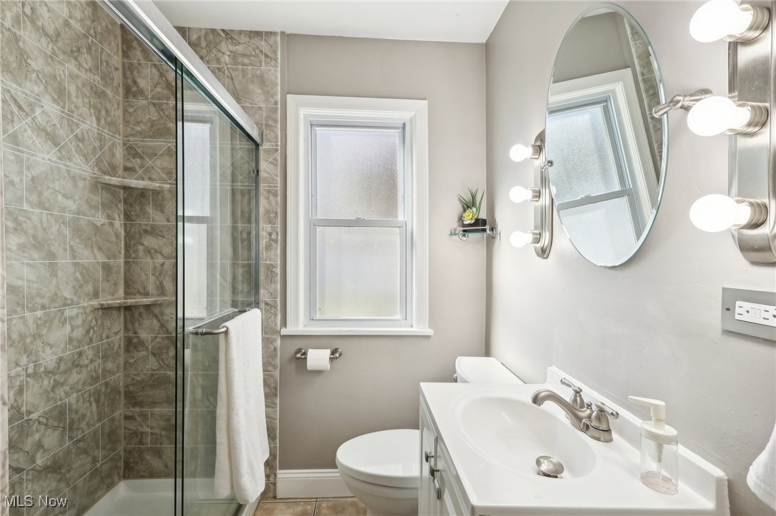 982 West Green Road Cleveland, OH 44121 - Photo 12 of 28 Updated Bathroom