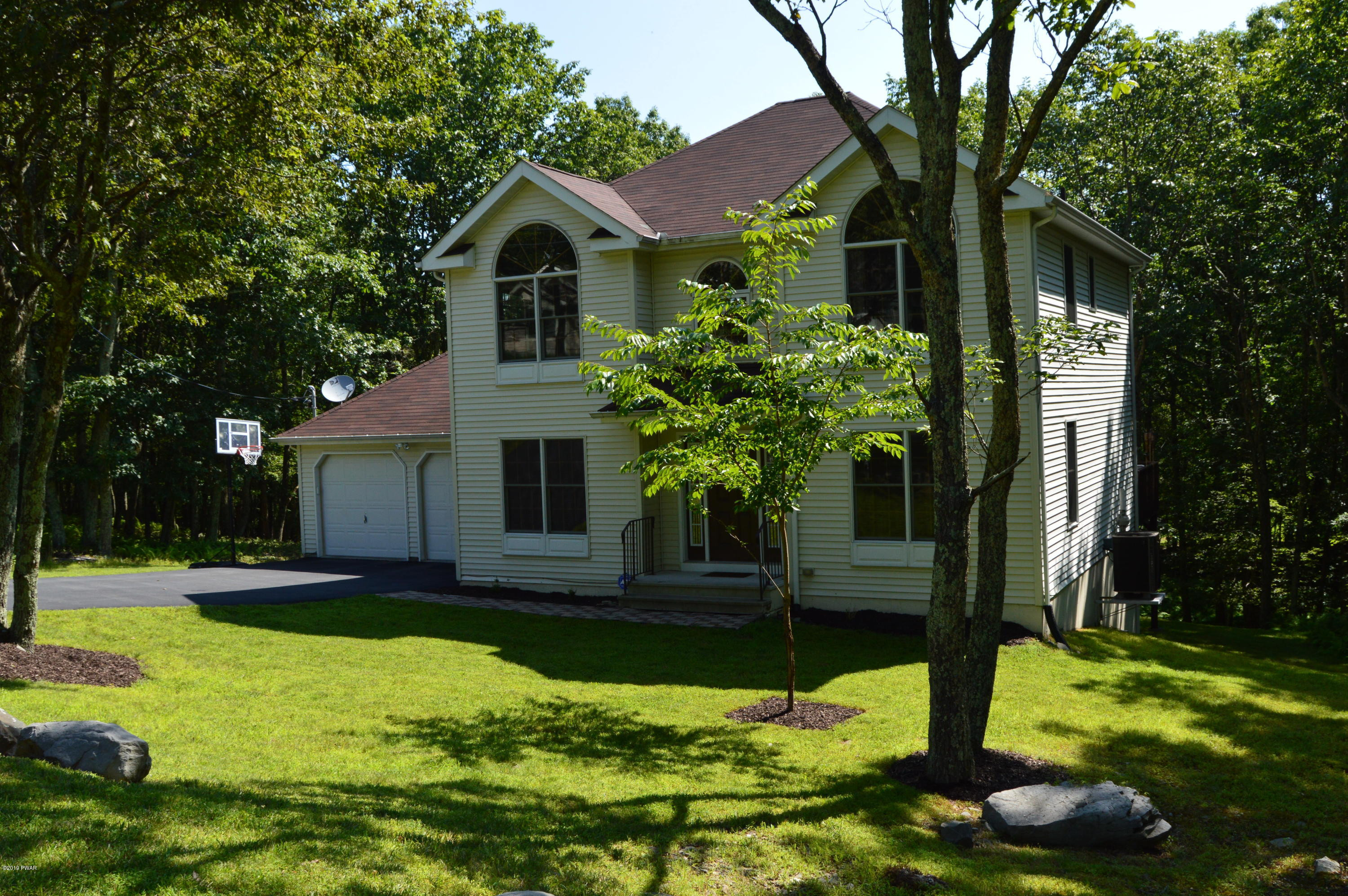 4288 Pine Ridge Drive East Bushkill, PA 18324 - Photo 3 of 20 DSC_0550