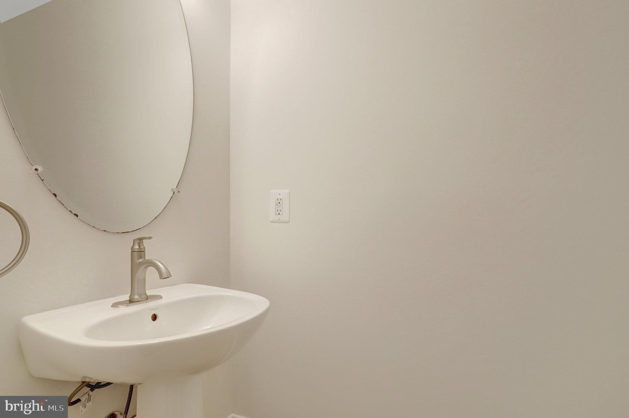 1852 Carpenter Road Alexandria, VA 22314 - Photo 11 of 63 a bathroom with a sink and mirror