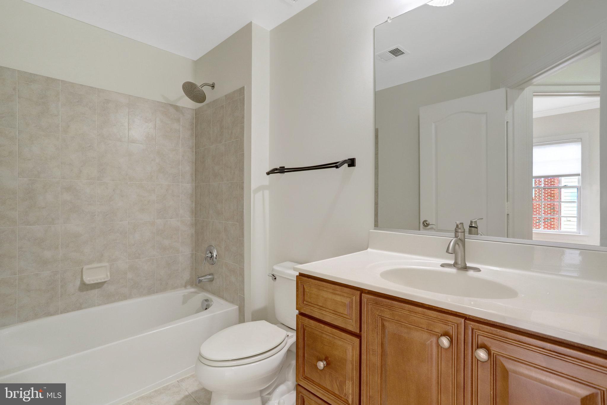 1852 Carpenter Road Alexandria, VA 22314 - Photo 39 of 63 a bathroom with a sink a toilet and a bathtub