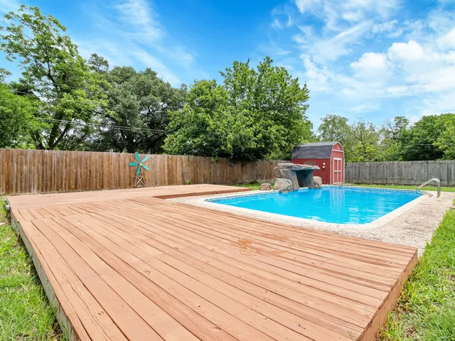 a view of a backyard