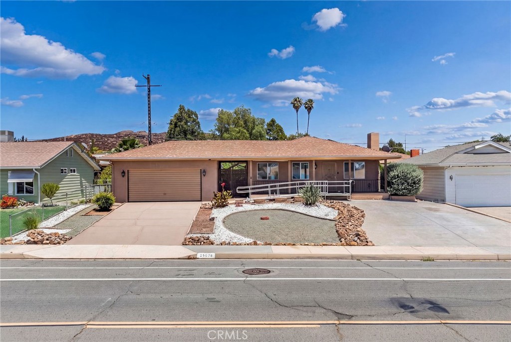 29078 Bradley Road Menifee, CA 92586 - Photo 2 of 42 a view of a house with tub