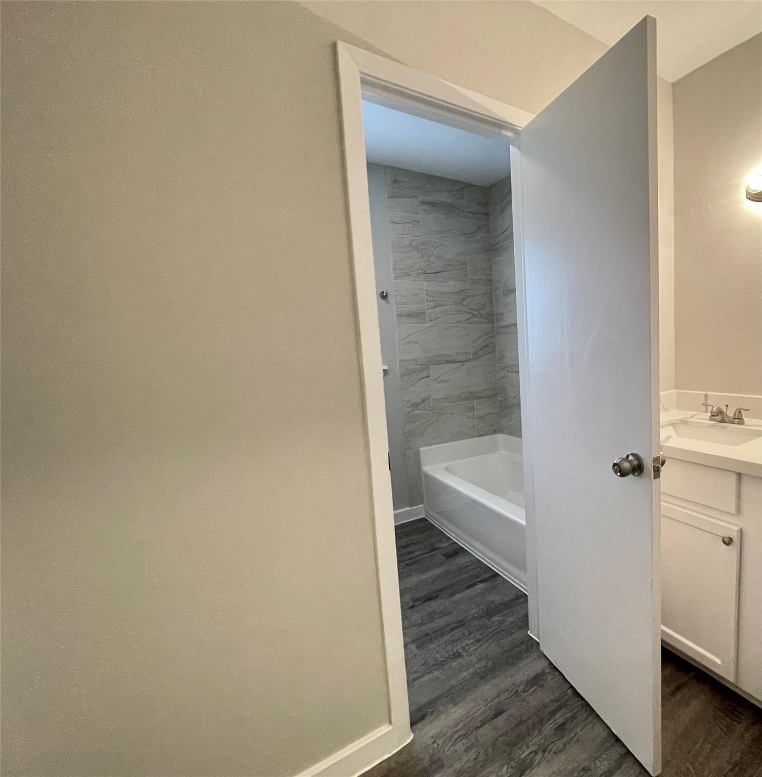 1827 Neuman La Marque, TX 77568 - Photo 14 of 24 a bathroom with a bathtub and a shower
