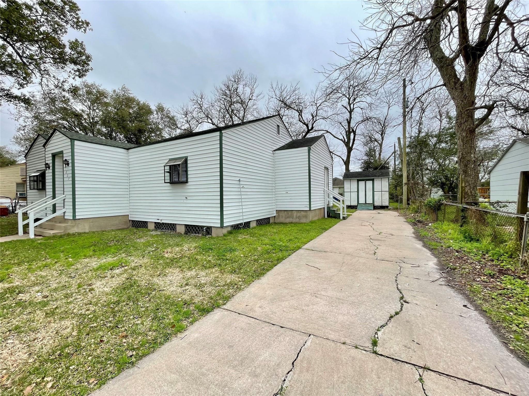 1827 Neuman La Marque, TX 77568 - Photo 2 of 24 a view of a backyard with large trees