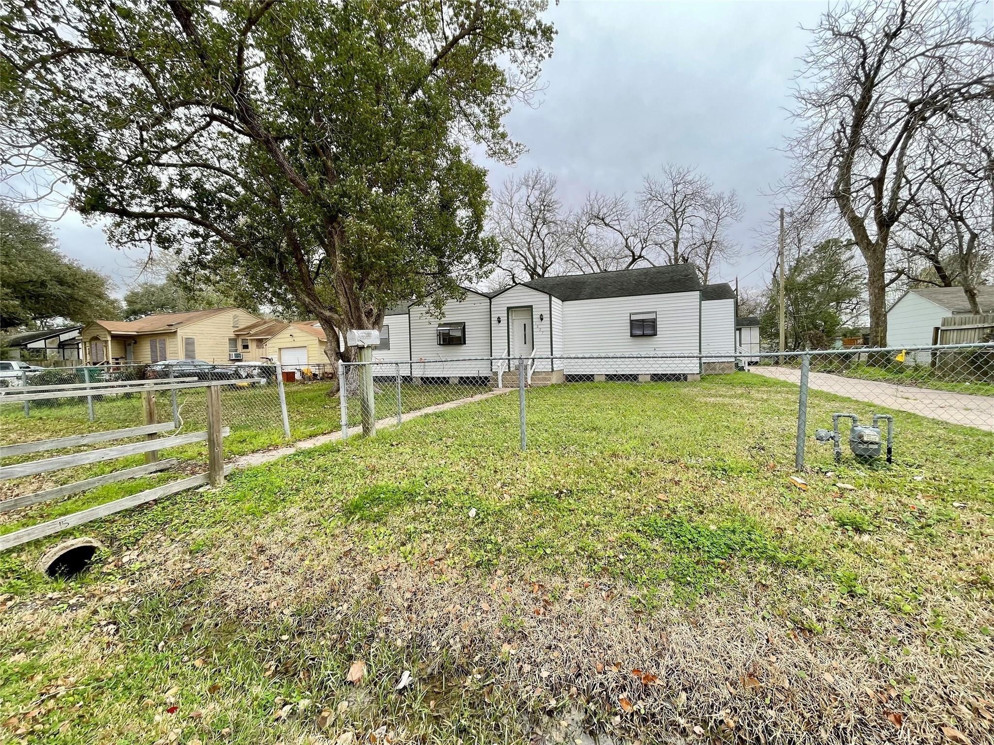 1827 Neuman La Marque, TX 77568 - Photo 3 of 24 a view of a house with a yard