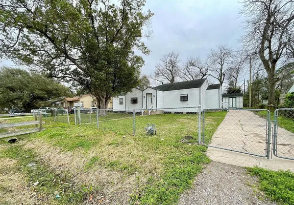 a view of a backyard of the house